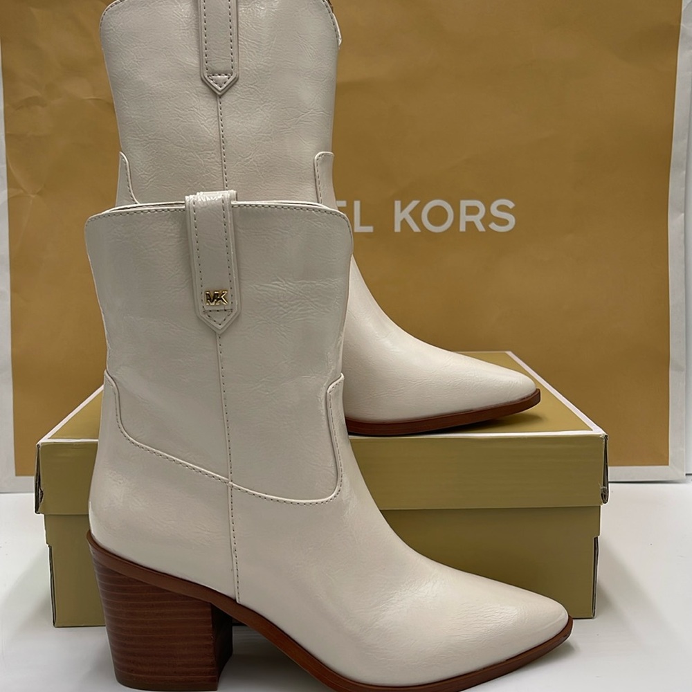 Michael Kors WAVERLY HEELED BOOTIE FAUX LEATHER
49F4WVME6L
LT CREAM - Picture 1 of 16